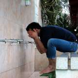 Il "Wudu" si compie prima di entrare in moschea e consiste nel lavaggio delle mani, della bocca, del naso, del volto, del capo, delle orecchie, dell�avambraccio e infine dei piedi per tre volte 